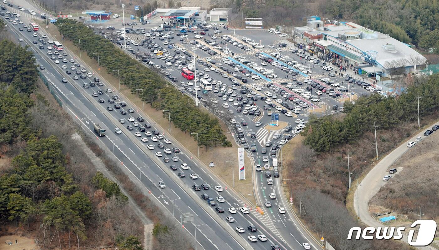 본문 이미지 - 설 연휴인 26일 상공에서 바라본 전북 군산시 서해안고속도로 군산휴게소가 귀경길 차량들이 몰려 혼잡한 모습을 보이고 있다.(항공촬영 협조=전북경찰청 항공대 기장 박정인 경감, 부기장 김종식 경위) 2020.1.26/뉴스1 ⓒ News1 유경석 기자