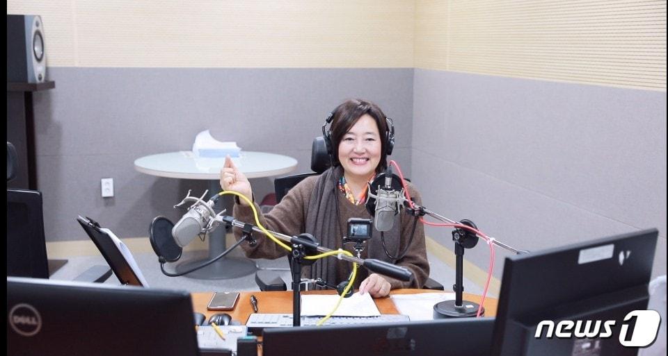 본문 이미지 - 박영선 중소벤처기업부 장관이 26일 오후 tbs FM '최일구의 허리케인 라디오'에 1일 리포터로 깜짝 등장했다. (중기부, tbs 제공) / 2020.01.26 ⓒ 뉴스1