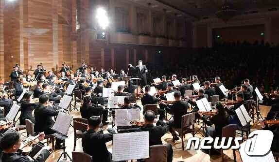 본문 이미지 - (평양 노동신문=뉴스1) = 북한 노동당 기관지 노동신문은 27일 "3관 편성 관현악단 조직 50돌 기념 국립교향악단 음악회가 26일 모란봉극장에서 진행되었다"라고 보도했다.  [국내에서만 사용가능. 재배포 금지. DB 금지. For Use Only in the Republic of Korea. Redistribution Prohibited] rodongphoto@news1.kr