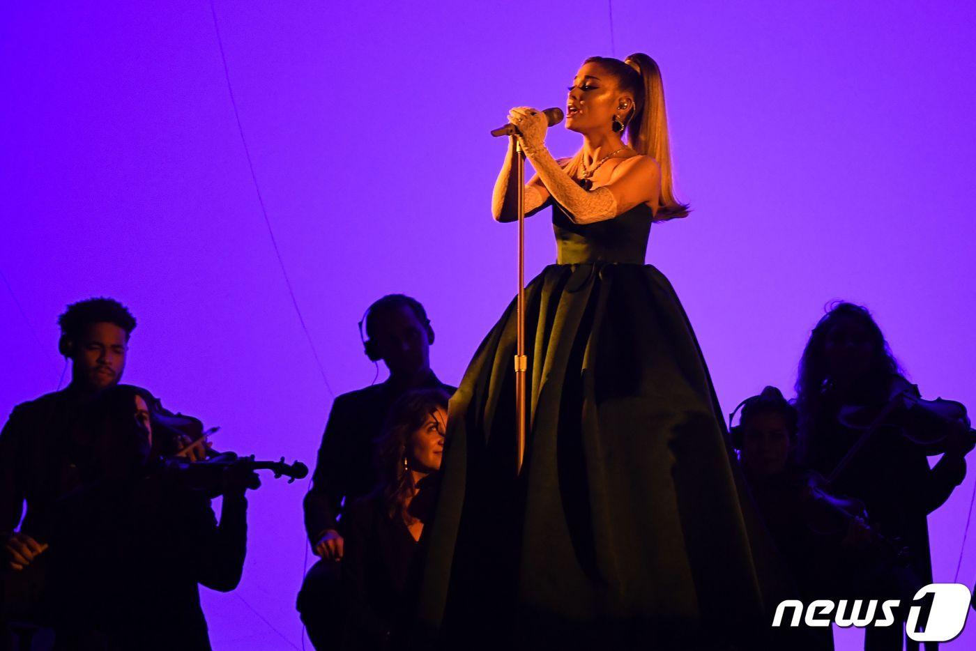 본문 이미지 - 그래미 어워드 무대를 펼치는 아리아나 그란데 ⓒ AFP=뉴스1