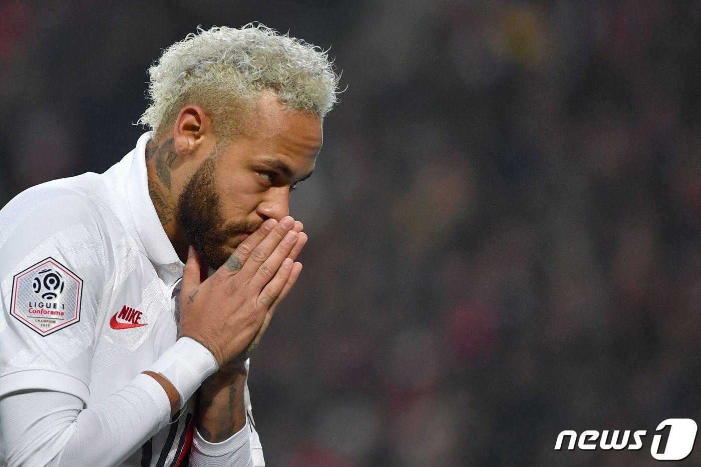 PSG의 네이마르가 릴과의 원정경기 후반 PK를 성공시킨 후 코비 브라이언트를 추모하는 세리머니를 펼치고 있다. ⓒ AFP=뉴스1