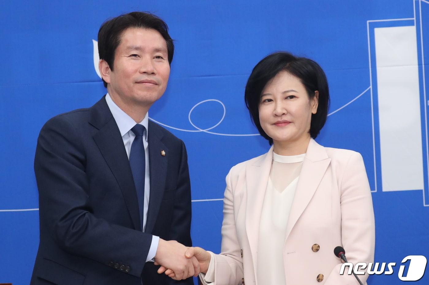 더불어민주당 인재영입인사 13호인 이수진 전 수원지법 부장판사가 27일 서울 여의도 국회에서 열린 인재영입발표에서 이인영 원내대표와 손을 잡고 있다. 2020.1.27/뉴스1 ⓒ News1 김명섭 기자