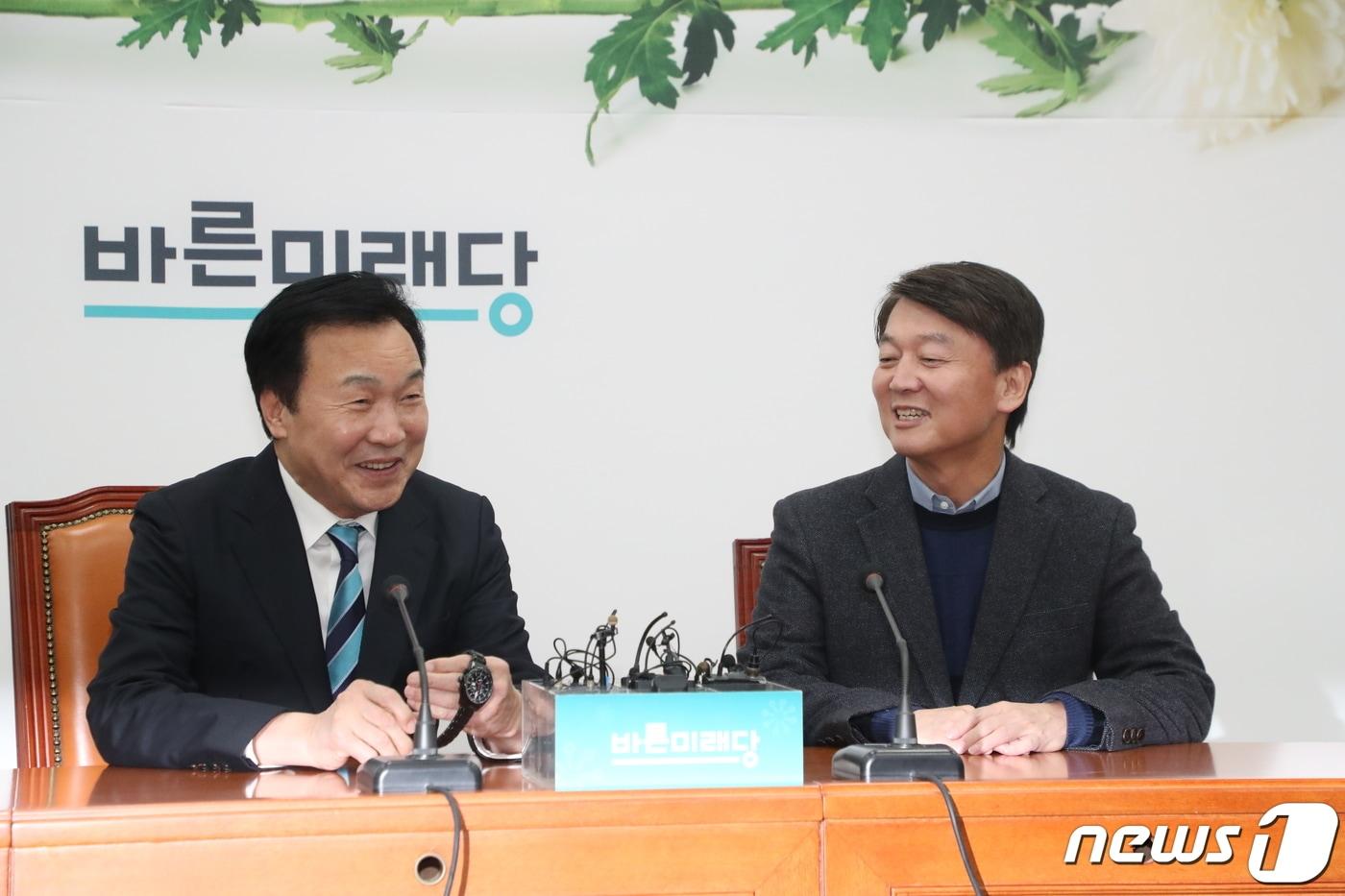 본문 이미지 - 안철수 전 국민의당 대표가 27일 서울 여의도 국회에서 손학규 바른미래당 대표를 방문, 인사를 하고 있다. 2020.1.27/뉴스1 ⓒ News1 김명섭 기자