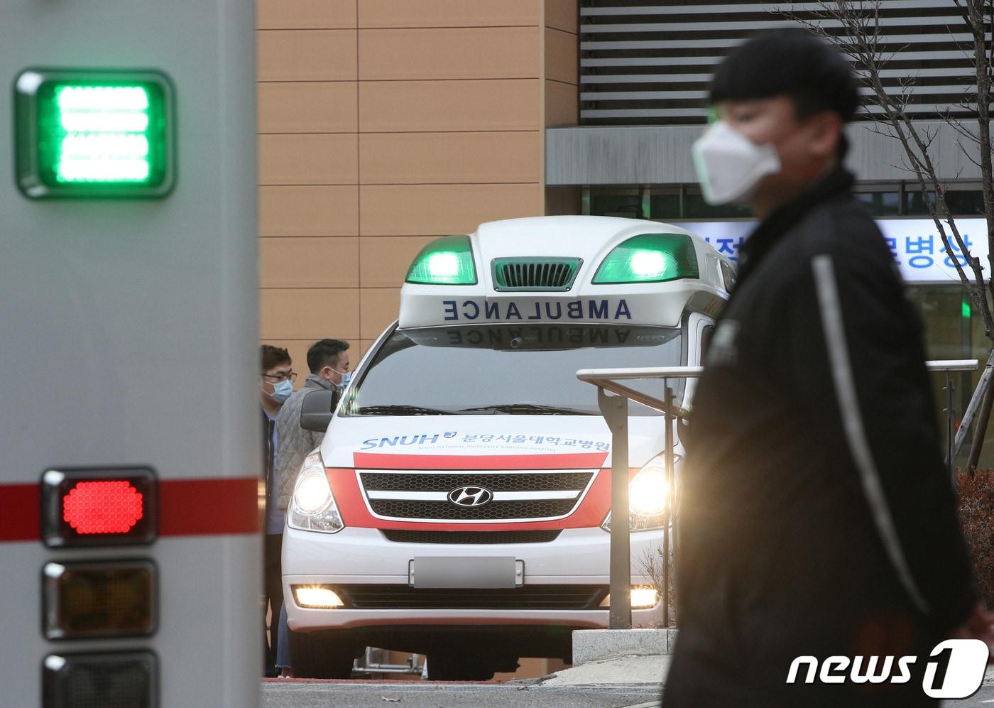 본문 이미지 - 27일 오후 경기 성남시 분당서울대병원 내 국가지정 입원치료병상 앞에 우한 폐렴(신종 코로나바이러스) 의심환자를 태우고 온 응급차량이 주차되어 있다. 질병관리본부는 중국 우한시를 방문한 뒤 귀국한 55세 한국인 남성이 네 번째 우한 폐렴 확진을 받았다고 밝혔다. 2020.1.27/뉴스1 ⓒ News1 신웅수 기자