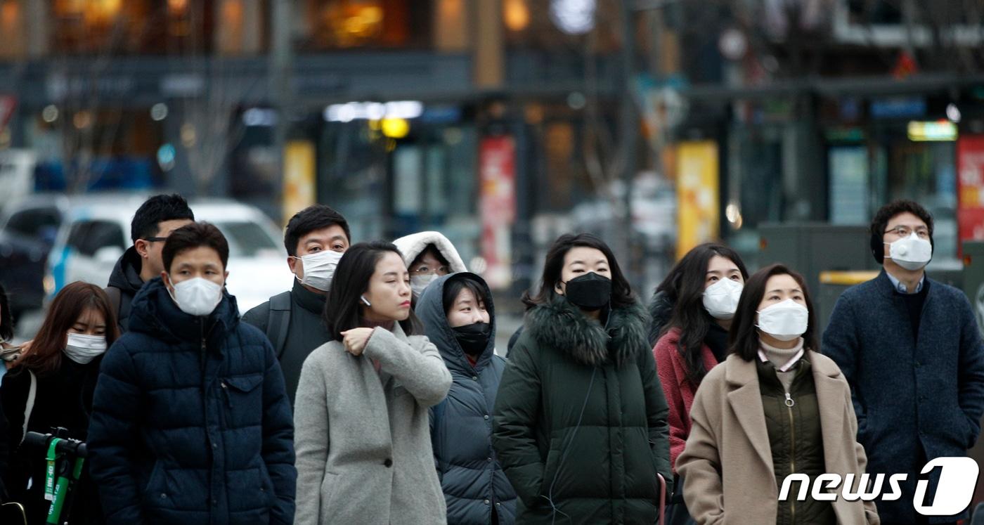 본문 이미지 - 지난 28일 오전 서울 종로구 광화문 네거리에서 우한 폐렴(신종 코로나바이러스 감염증)을 대비해 마스크를 쓴 시민들이 출근하고 있다. 2020.1.28/뉴스1 ⓒ News1 안은나 기자