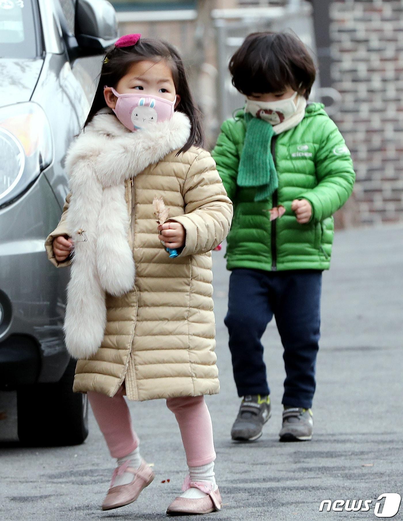 본문 이미지 - 28일 오전 서울 종로구의 한 어린이집 원생들이 우한폐렴(신종 코로나바이러스 감염증) 예방을 위해 마스크를 쓰고 등원하고 있다. / 뉴스1 ⓒ News1 박정호 기자