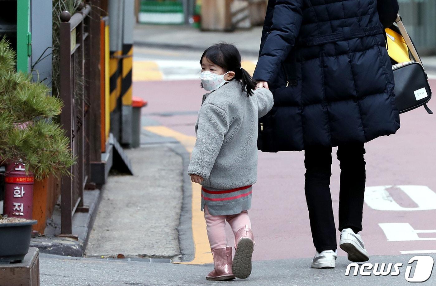 본문 이미지 - 28일 오전 서울 종로구의 한 어린이집 원생들이  마스크를 쓰고 등원하고 있다. (사진은 기사 내용과 무관함) / 뉴스1 ⓒ News1