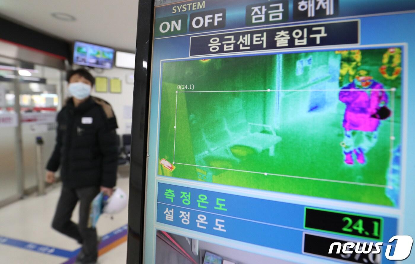 28일 오전 대전 충남대병원 응급실에서 열화상 카메라로 방문자들의 체온을 측정하고 있다. 2020.1.28/뉴스1 ⓒ News1 김기태 기자
