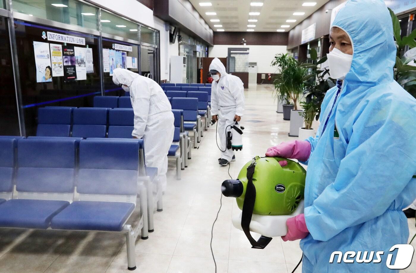 정부가 우한폐렴(신종 코로나바이러스 감염증) 관련 감염병 위기경보 단계를 '경계'로 상향 조정한 가운데 28일 오전 경기도 평택항 국제여객터미널에서 평택시 항만정책과 관계자들이 방역을 실시하고 있다. 2020.1.28/뉴스1 ⓒ News1 조태형 기자