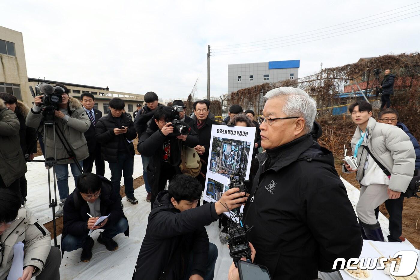 송선태 5·18민주화운동진상규명조사위원회 위원장이 28일 광주 북구 문흥동 옛 광주교도소 내 무연고 합장묘 인근 터에서 유골 발굴조사에 앞서 조사 계획 설명 중 발언하고 있다. 5·18기념재단 등은 신원 미상 유골 발굴을 진행했다. 2020.1.28/뉴스1 ⓒ News1