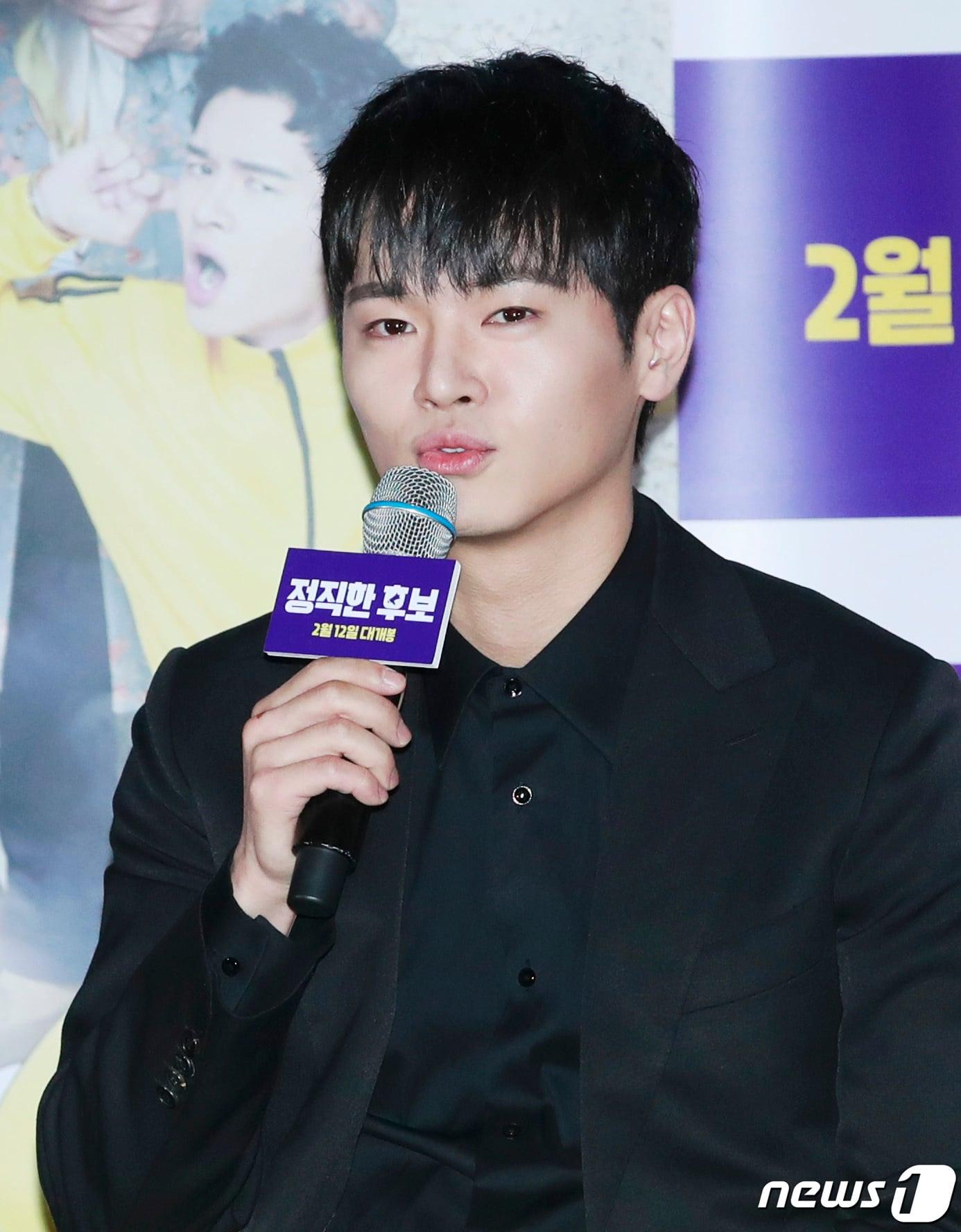 본문 이미지 - 배우 장동주가 28일 오후 서울 용산CGV에서 열린 영화 ‘정직한 후보’ 언론 시사회에 참석해 인사말을 하고 있다. '정직한 후보'는 거짓말이 제일 쉬운 3선 국회의원 주상숙(라미란 분)이 선거를 앞둔 어느 날 하루아침에 거짓말을 못 하게 되면서 벌어지는 좌충우돌 코미디를 그린 작품이다. 2020.1.28 ⓒ 뉴스1 권현진 기자