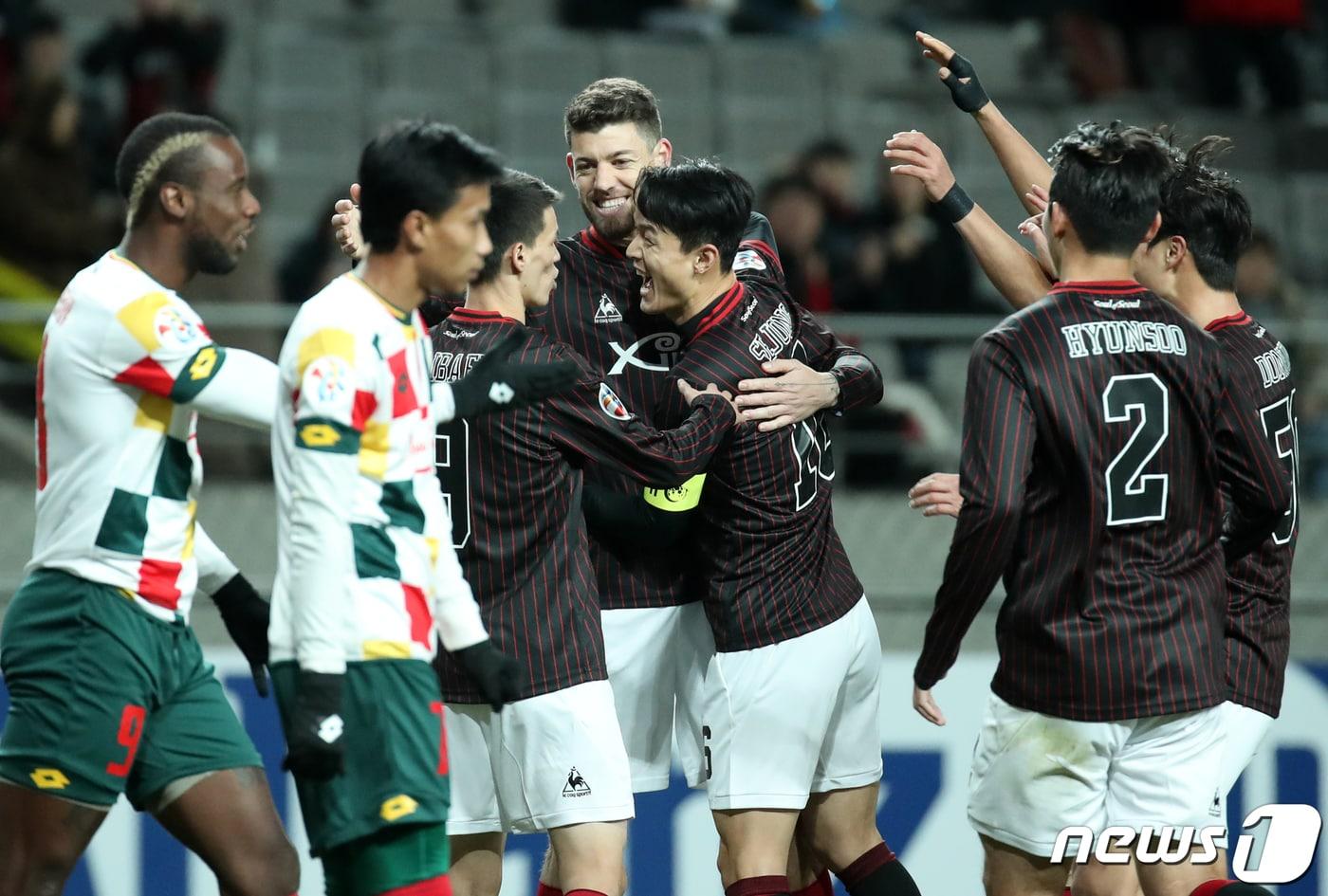 28일 오후 서울월드컵경기장에서 열린 2020아시아축구연맹(AFC) 챔피언스리그(ACL) 플레이오프 FC서울과 케다FA(말레이시아)의 경기에서 프리킥으로 FC서울의 세번째골을 성공시킨 오스마르가 동료들과 기쁨을 나누고 있다.2020.1.28/뉴스1 ⓒ News1 이광호 기자