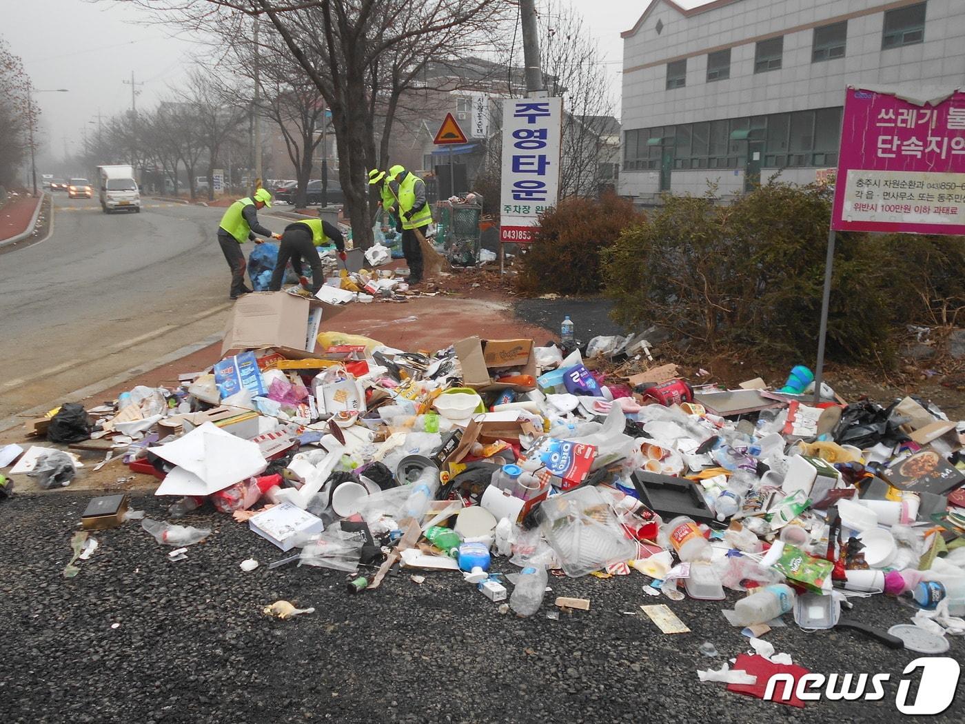 본문 이미지 - 21일 충북 충주시가 생활 쓰레기 배출 감소를 실천하는 가구에 자원순환 키트를 제공한다고 밝혔다. 사진은 원룸·빌라 밀집지역 불법 투기 쓰레기를 치우는 충주시 환경관리원의모습.(뉴스1 DB)2021.6.21/ⓒ 뉴스1