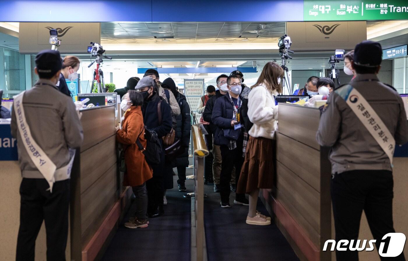 본문 이미지 - 우한 폐렴(신종 코로나바이러스 감염증)의 국내 확산 우려가 커지고 있는 29일 오전 인천국제공항 제1여객터미널 입국장에서 중국 칭다오에서 입국한 관광객들이 검역대를 통과하고 있다. 2020.1.29/뉴스1 ⓒ News1 이재명 기자