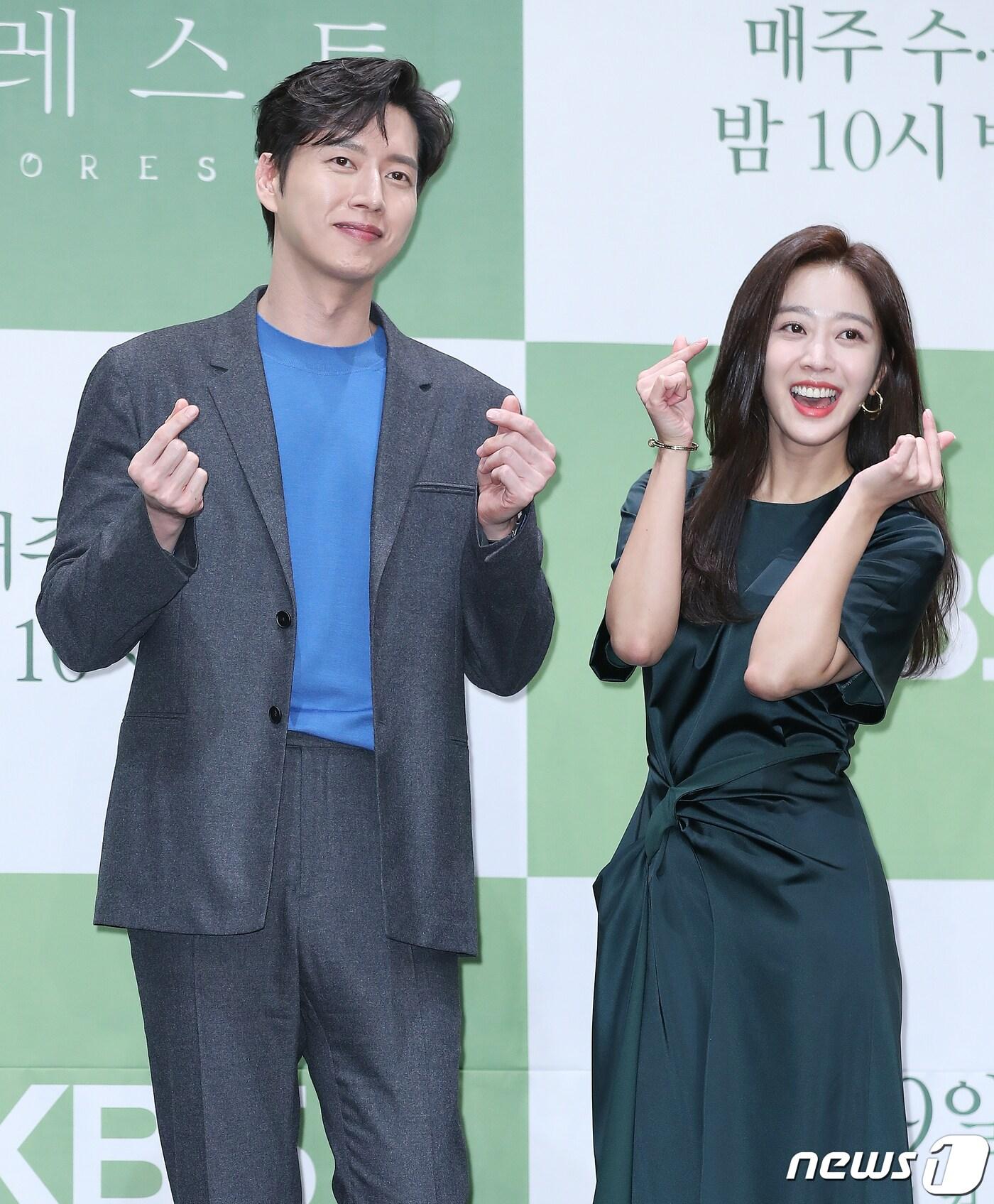 본문 이미지 - 배우 박해진과 조보아(오른쪽)가 29일 오후 서울 구로구 라마다 서울 신도림에서 열린 KBS 2TV 새 수목드라마 ‘포레스트’ 제작발표회에 참석해 포즈를 취하고 있다. ‘포레스트’는 심장 빼곤 다 가진 남자와 심장 빼곤 다 잃은 여자가 신비로운 숲에서 만나 자신과 숲의 비밀을 파헤쳐 가는 ‘강제 산골 동거 로맨스’ 드라마다. 2020.1.29/뉴스1 ⓒ News1 김진환 기자