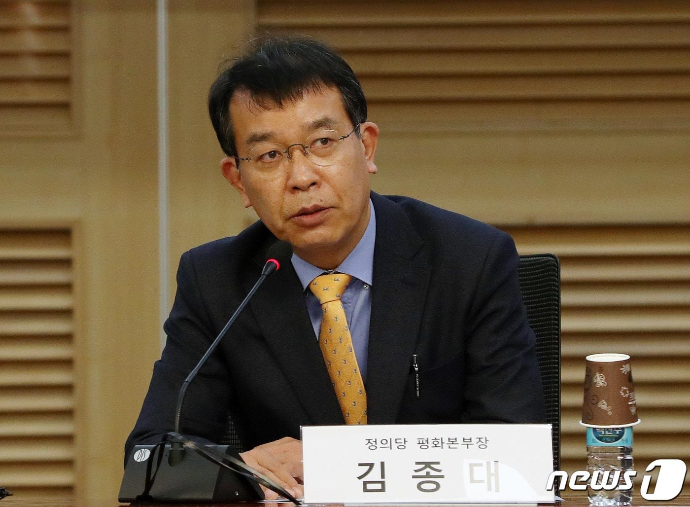 본문 이미지 - 김종대 정의당 의원이 29일 오후 서울 여의도 국회 의원회관에서 열린 '호르무즈 독자 파병, 국익에 부합하는가?' 토론회에 참석해 축사를 하고 있다. 2020.1.29/뉴스1 ⓒ News1 박세연 기자