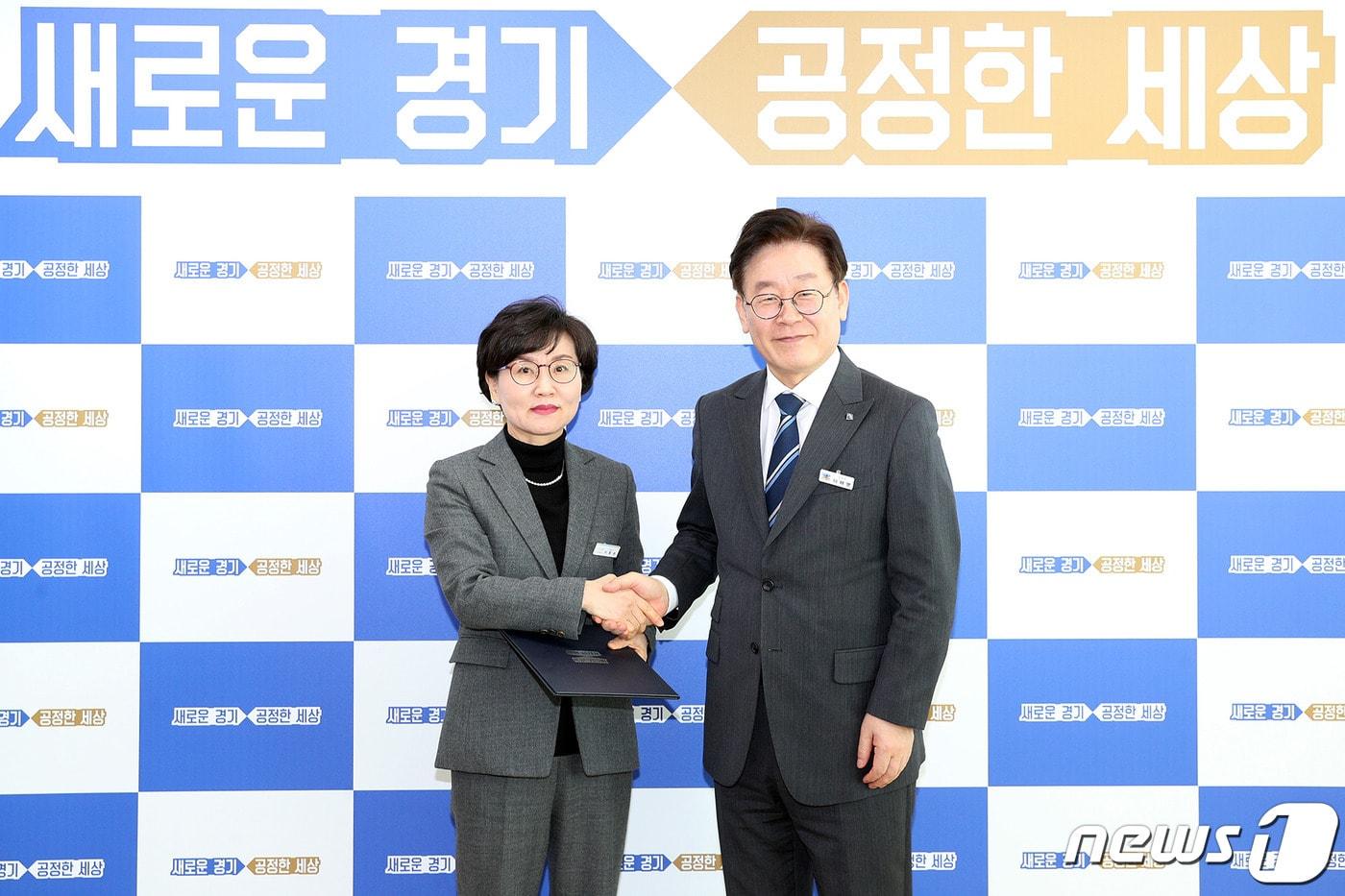 본문 이미지 - 경기도사회서비스원 이화순 원장이 오는 28일 퇴임식을 갖는다. 사진은 지난 2020년 1월29일 경기도지사 집무실에서 이재명 당시 지사와 가진 임명장을 수여식 모습.(경기도 제공)ⓒ 뉴스1