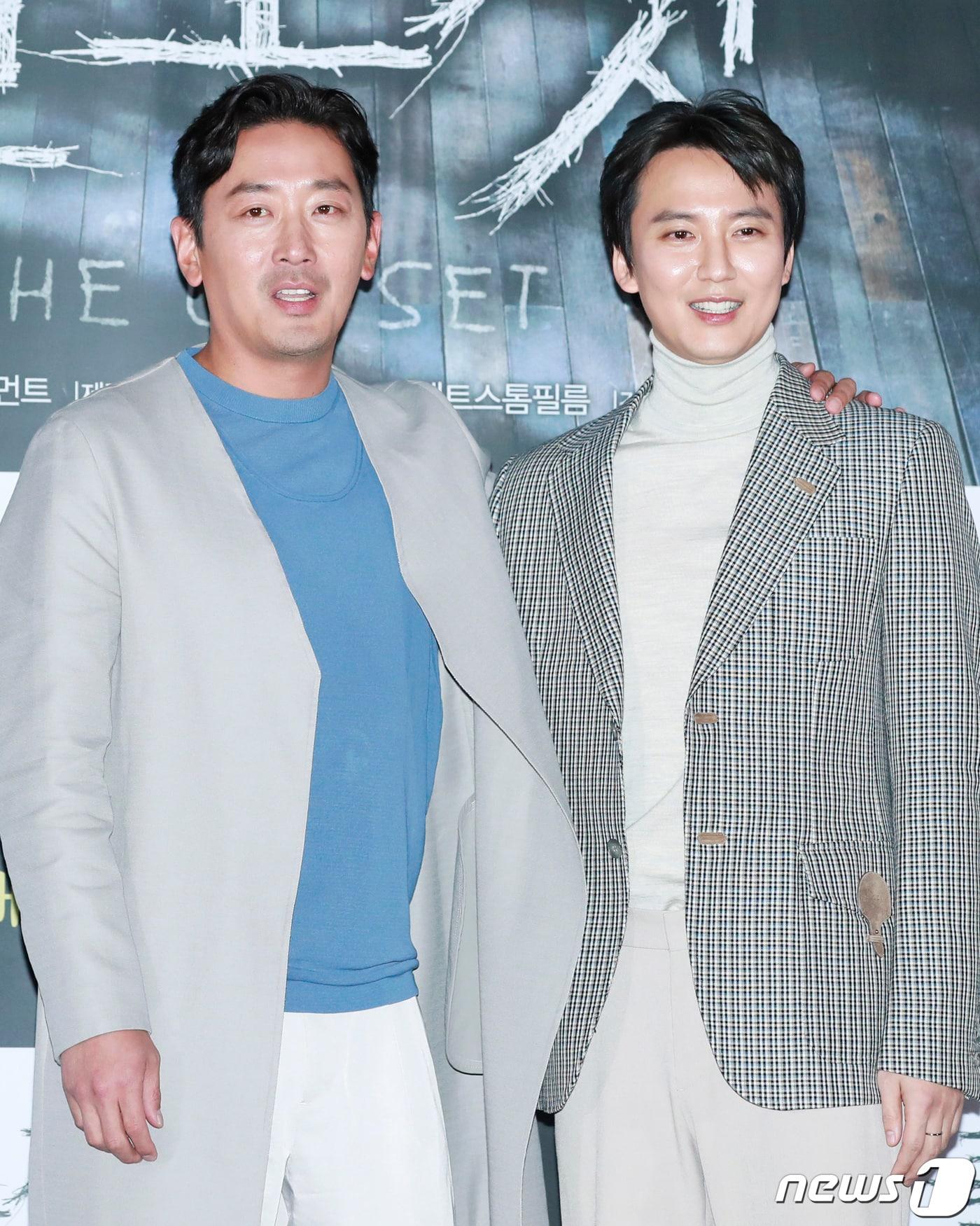본문 이미지 - 배우 하정우, 김남길(오른쪽)이 29일 오전 서울 용산CGV에서 열린 영화 '클로젯' 언론시사회에 참석해 포즈를 취하고 있다. ‘클로젯’은 이사한 새집에서 딸이 흔적도 없이 사라진 후, 딸을 찾아 나선 아빠에게 사건의 비밀을 알고 있다는 의문의 남자가 찾아오며 벌어지는 미스터리한 이야기를 그린 작품이다. 2020.1.29/뉴스1 ⓒ News1 권현진 기자