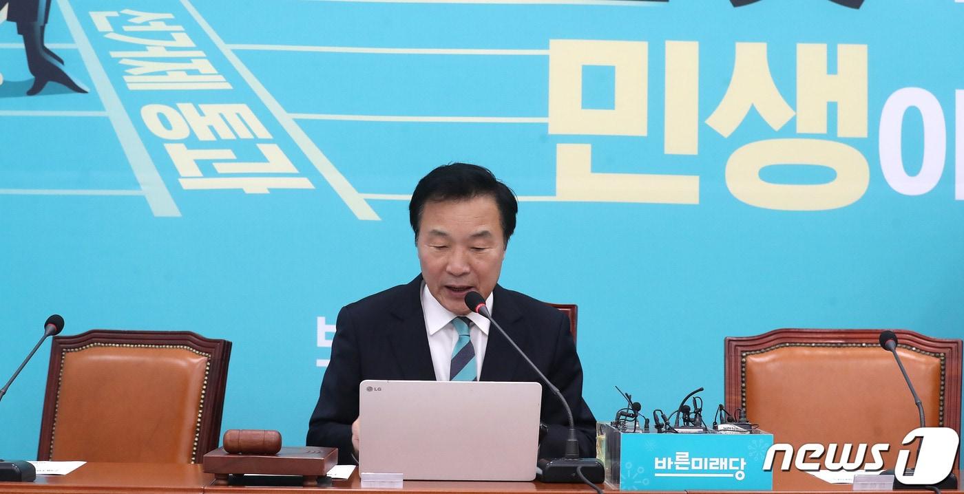 본문 이미지 - 손학규 바른미래당 대표가 3일 오전 서울 여의도 국회에서 열린 제187차 최고위원회의에서 모두발언을 하고 있다. 2020.1.3/뉴스1 ⓒ News1 임세영 기자