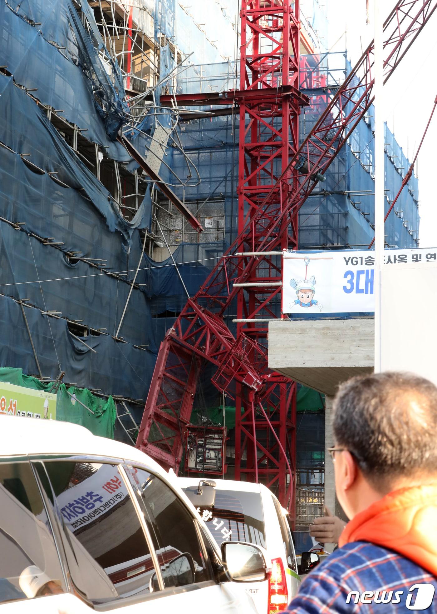 본문 이미지 - 3일 오전 8시32분쯤 인천시 연수구 송도동의 한 공구제조업체 사옥 및 연구소 신축공사현장에서 타워크레인이 넘어져 공사 관계자 1명이 숨지고 1명이 깔렸다. 또 현장에 있던 1명이 다쳐 병원으로 이송돼 치료를 받고 있다. 소방은 깔린 1명 구조에 나서는 한편 경찰과 함께 정확한 사고 경위를 조사 중이다.2020.1.3/뉴스1 ⓒ News1 정진욱 기자