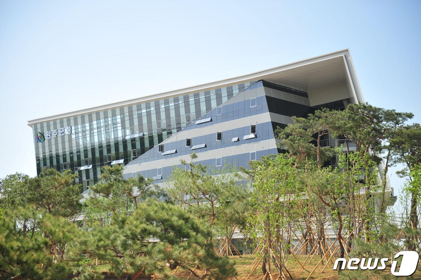 본문 이미지 - 전북 완주군은 오는 14~15일 '제5회 전국아동권리영화제' 운영기관을 공모한다고 8일 밝혔다. 전북 완주군청사 전경./뉴스1