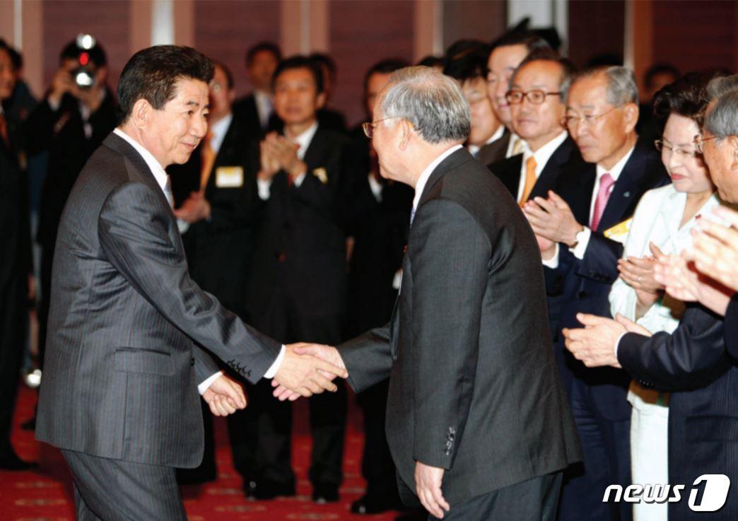 본문 이미지 - 2008년 1월4일 서울 강남구 삼성동 코엑스 그랜드볼룸에서 열린 대한상공회의소 주최 경제계 신년인사회에 참석한 고(故) 노무현 전 대통령이 손경식 당시 대한상의 회장과 악수하고 있다.(대한상의 사진제공)ⓒ 뉴스1