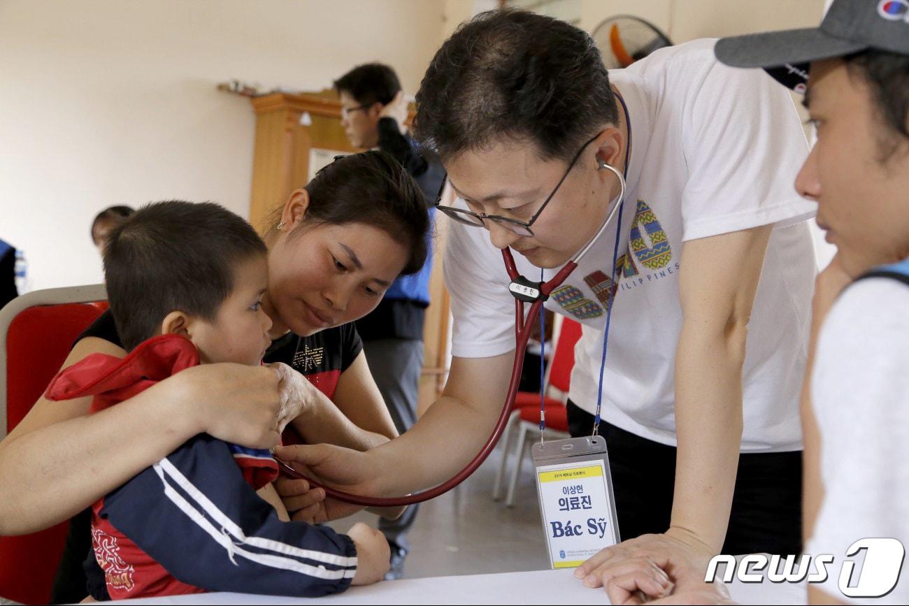 본문 이미지 - 이상헌 교수가 진료봉사를 하고 있다.(국제성모병원제공) ⓒ News1 정진욱 기자