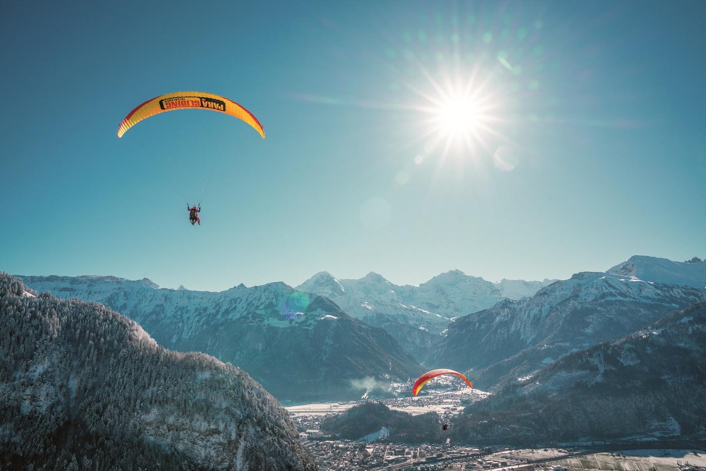 본문 이미지 - 융프라우에서 즐기는 패러글라이딩. 스위스관광청 제공
