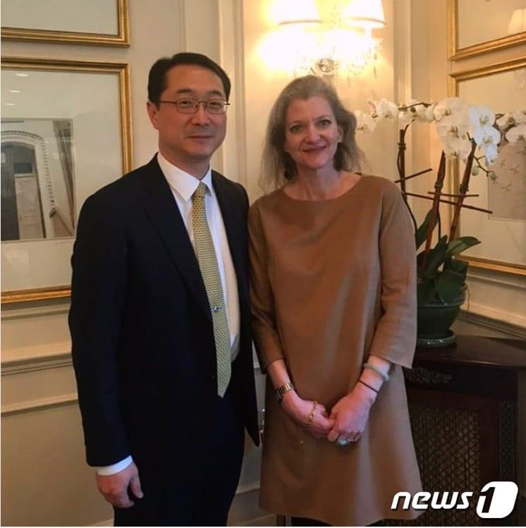 본문 이미지 - 김건 외교부 차관보가 2일(현지시간) 앨리슨 후커 미 국가안전보장회의(NSC) 아시아 담당 선임보좌관을 면담하고 한미관계와 지역정세 등에 대해 의견을 교환했다. (외교부 북미국 SNS 갈무리) ⓒ 뉴스1