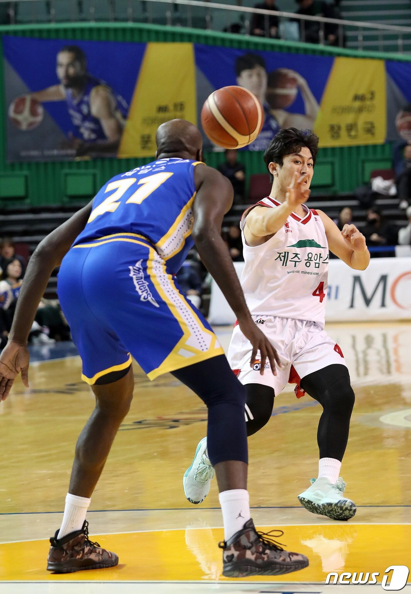 본문 이미지 - 3일 오후 서울 송파구 잠실실내체육관에서 열린 프로농구 '2019-2020 현대모비스 KBL' 서울삼성과 고양오리온 경기에서 고양 전성환이 패스를 하고 있다. 2020.1.3/뉴스1 ⓒ News1 박세연 기자