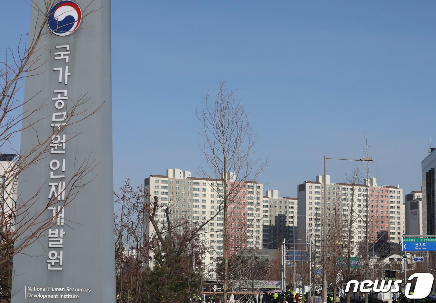 30일 오전 중국 우한 교민들이 수용될 충북 진천군 국가공무원 인재개발원으로부터 500미터 떨어진 곳에 아파트 단지가 위치해 있는 것이 보인다. 당초 정부는 이날 오전 전세기 2편을 우한으로 보낼 예정이었지만 오후로 변경될 것으로 예상된다. 2020.1.30/뉴스1 ⓒ News1 김용빈 기자