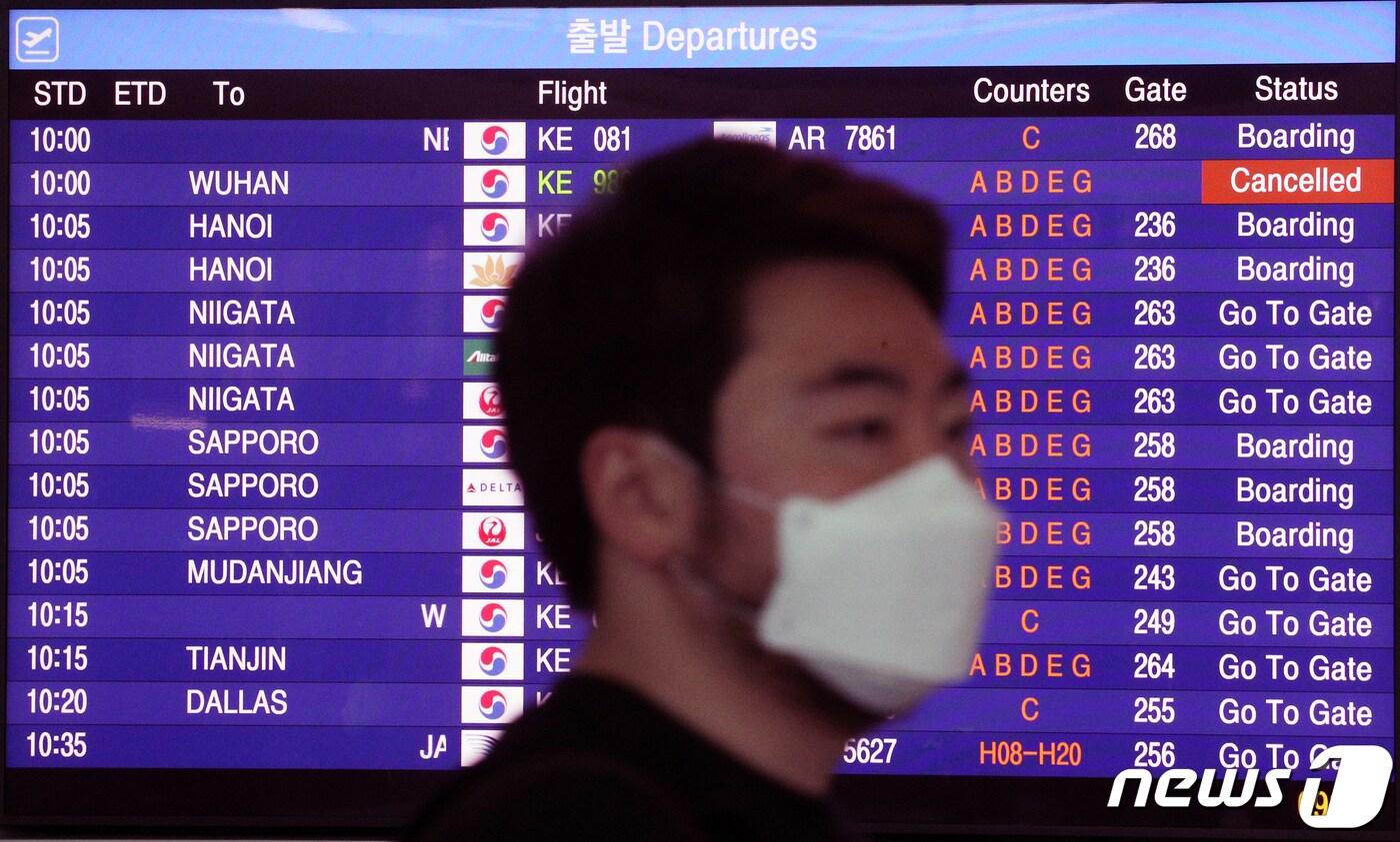 본문 이미지 - 30일 오전 인천국제공항 출국장 안내판에 우한행 항공편 결항을 알리고 있다. 2020.1.30/뉴스1 ⓒ News1 황기선 기자