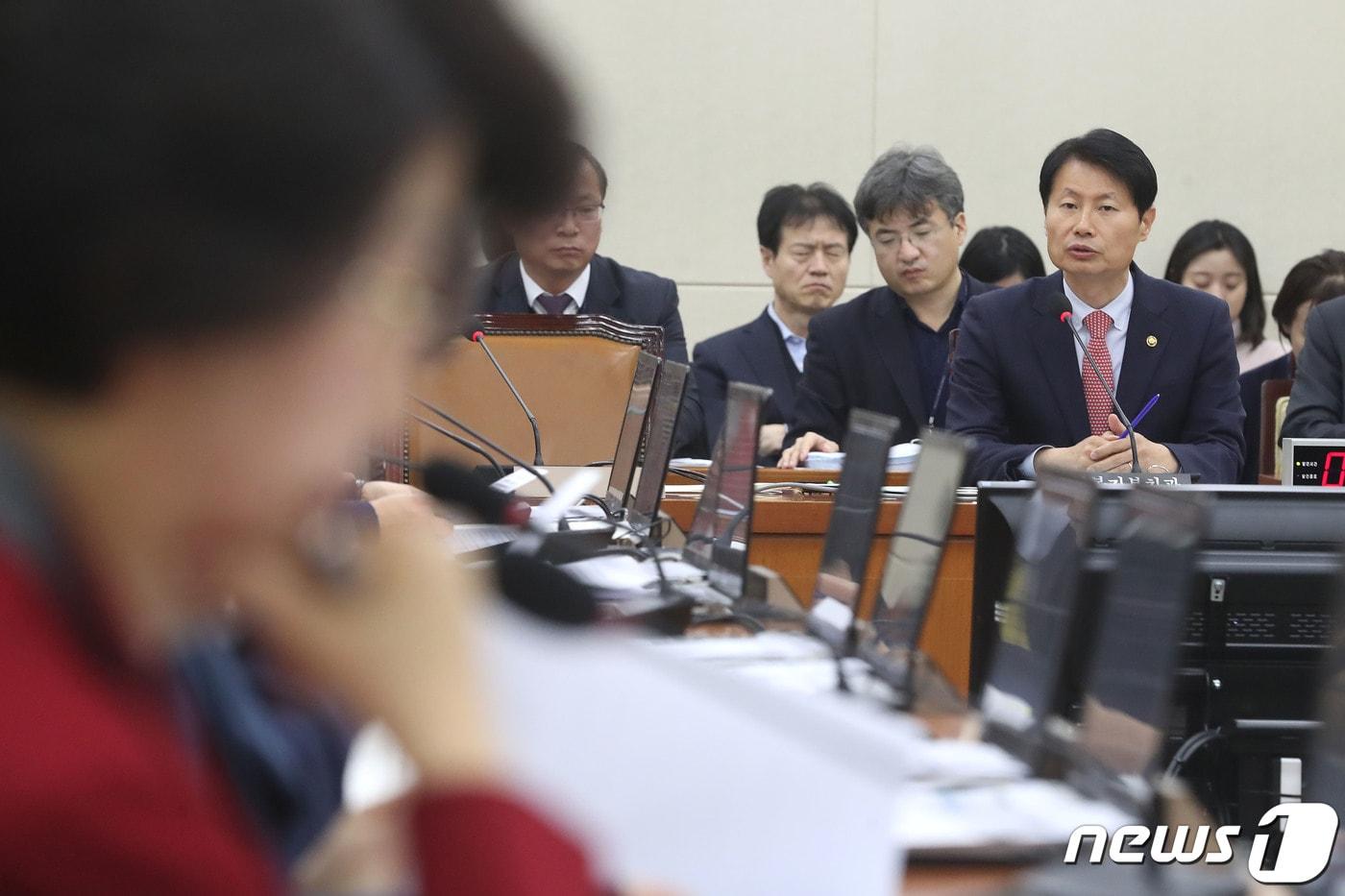 본문 이미지 - 김강립 보건복지부 차관이 30일 오전 서울 여의도 국회에서 열린 보건복지위원회 전체회의에서 신종 코로나바이러스 감염증(우한폐렴) 관련 질의에 답하고 있다. 2020.1.30/뉴스1 ⓒ News1 임세영 기자