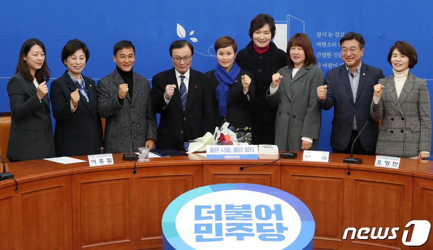 본문 이미지 - 30일 오전 서울 여의도 국회에서 열린 더불어민주당 인재영입 발표 기자회견에서 이해찬 대표가 15번째 영입인사인 임오경 전 여자핸드볼국가대표를 비롯한 참석자들과 기념촬영을 하고 있다.  2020.1.30/뉴스1 ⓒ News1 박세연 기자