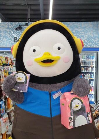 본문 이미지 - 펭수가 GS25 매장에서 GS25와의 협업 기획상품을 들고 포즈를 취하고 있다 ⓒ 뉴스1(GS리테일 제공)