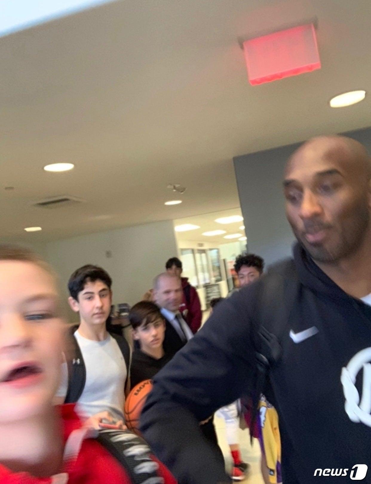 본문 이미지 - 브래디 스미겔(왼쪽)이 포착한 코비 브라이언트의 마지막 모습. ⓒ 뉴스1