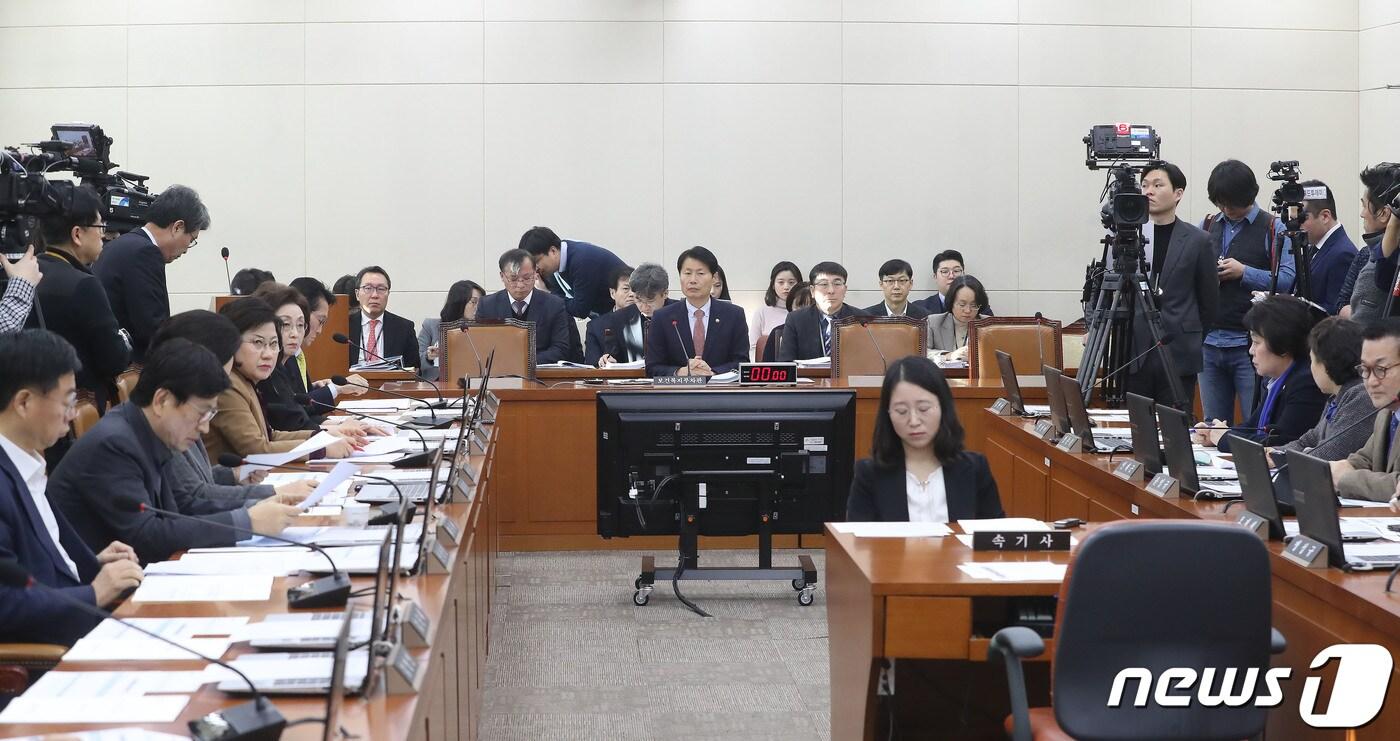 김강립 보건복지부 차관이 지난 1월 30일 오전 서울 여의도 국회에서 열린 보건복지위원회 전체회의에서 신종 코로나바이러스 감염증(코로나19) 관련 질의에 답하고 있다. 2020.1.30/뉴스1 ⓒ News1 임세영 기자