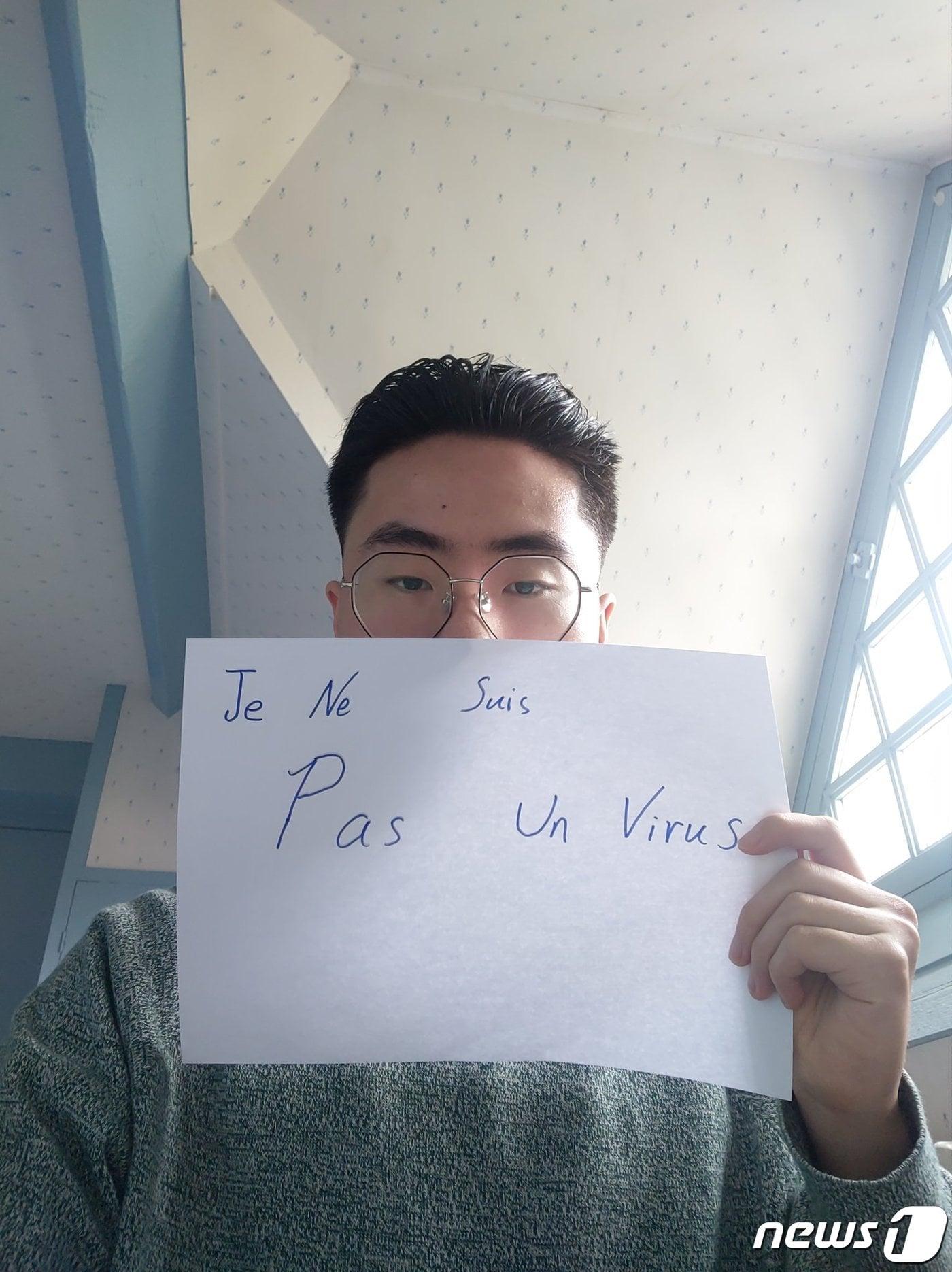 본문 이미지 - 루청왕 트위터.  종이에 '나는 바이러스가 아니다'라고 적혀 있다. (@ChengwangL) ⓒ 뉴스1