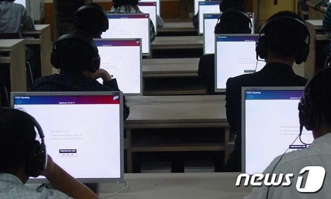 본문 이미지 - 수험생들이 YBM넷이 개발한 '토익 스피킹&라이팅'(토익S&W) 시험 솔루션을 이용해 시험에 응시 중인 모습(YBM 제공) ⓒ 뉴스1