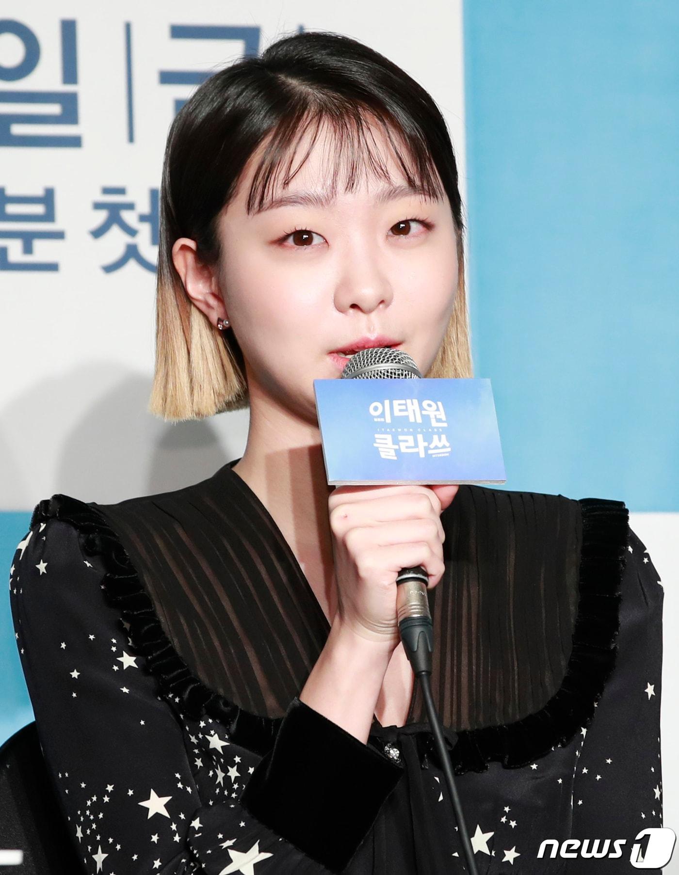 본문 이미지 - 배우 김다미가 30일 오후 서울 영등포구 여의도 콘래드호텔에서 열린 JTBC 금토드라마 '이태원 클라쓰' 제작발표회에 참석해 포즈를 취하고 있다. ‘이태원 클라쓰’는 불합리한 세상 속, 고집과 객기로 뭉친 청춘들의 ‘힙’한 반란을 그린 작품이다. 2020.1.30/뉴스1 ⓒ News1 권현진 기자