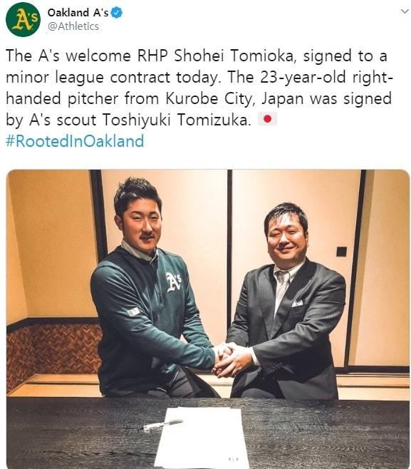 본문 이미지 - 오클랜드 어슬레틱스와 계약한 토미오카 쇼헤이(왼).. 사진=오클랜드 어슬레틱스 SNS. ⓒ 뉴스1