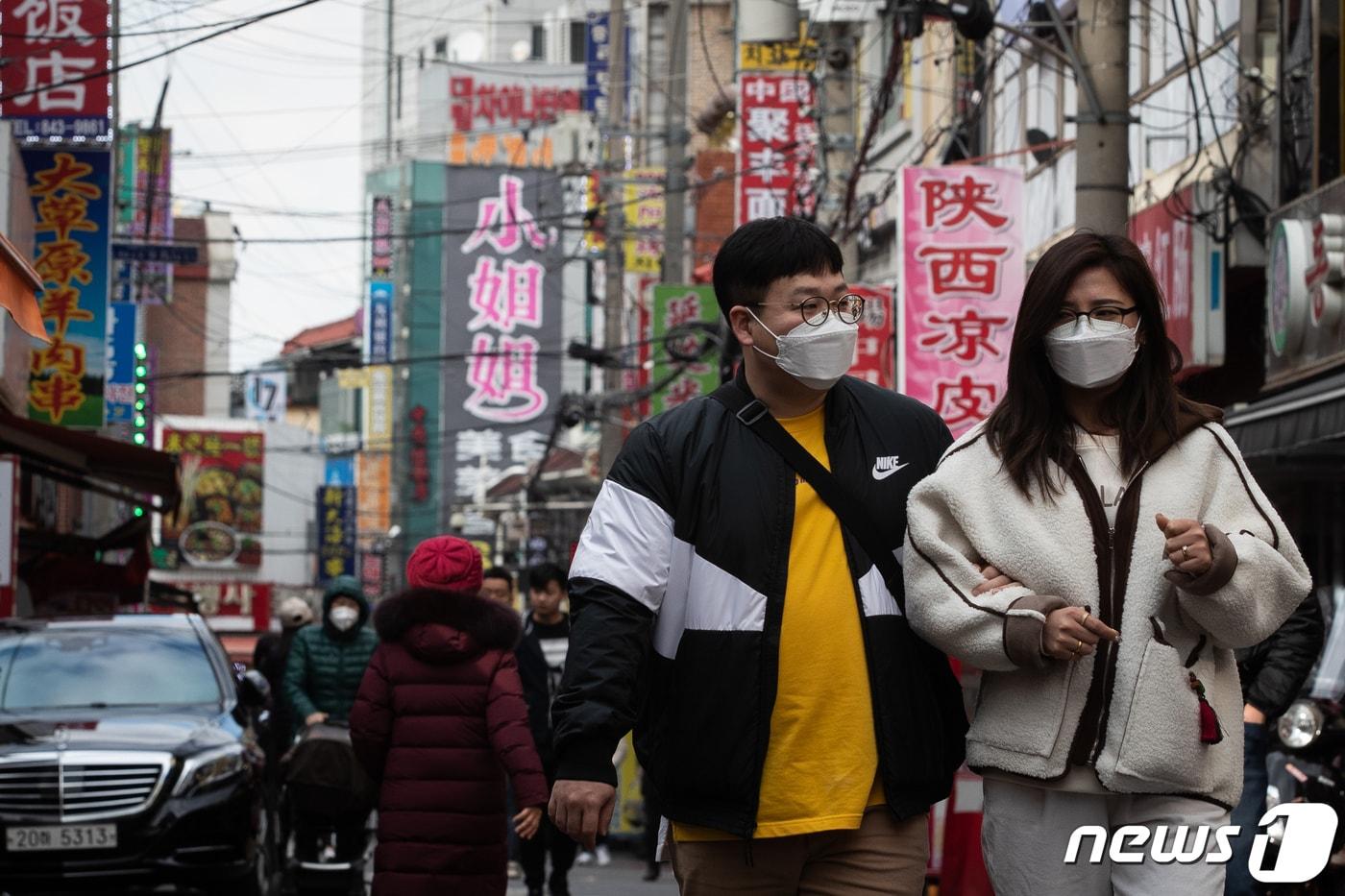 본문 이미지 - 서울 영등포구 대림동 차이나타운을 찾은 시민들 및 중국동포들이 마스크를 쓰고 있다. 2020.1.30/뉴스1
