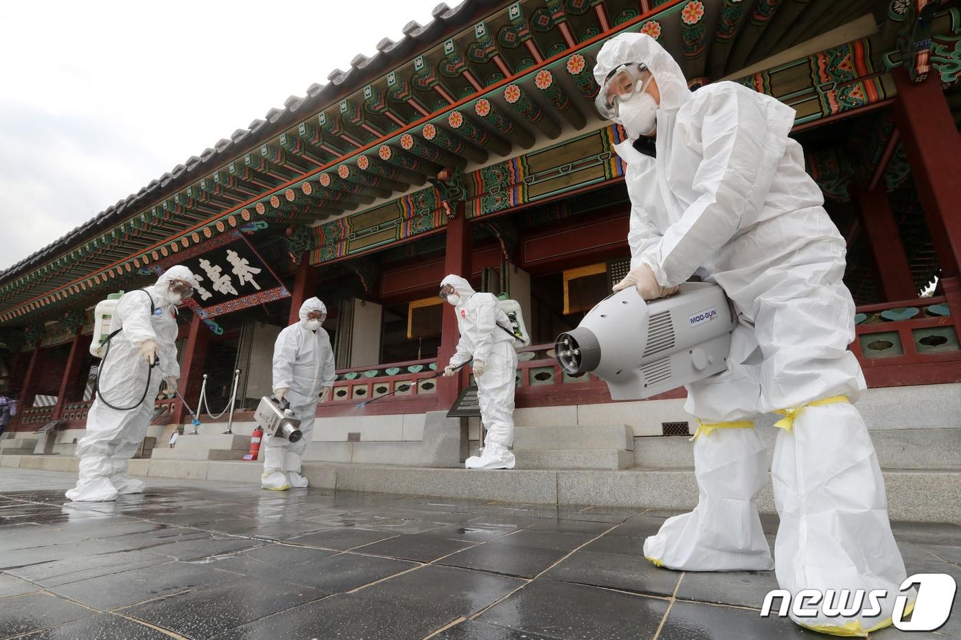 본문 이미지 - 2020년 1월 30일 오후 경기도 수원 화성행궁에서 팔달구 보건소와 장안구 보건소 관계자들이 신종 코로나바이러스 확산을 방지하기 위한 방역 작업을 하고 있는 모습. ⓒ 뉴스1  