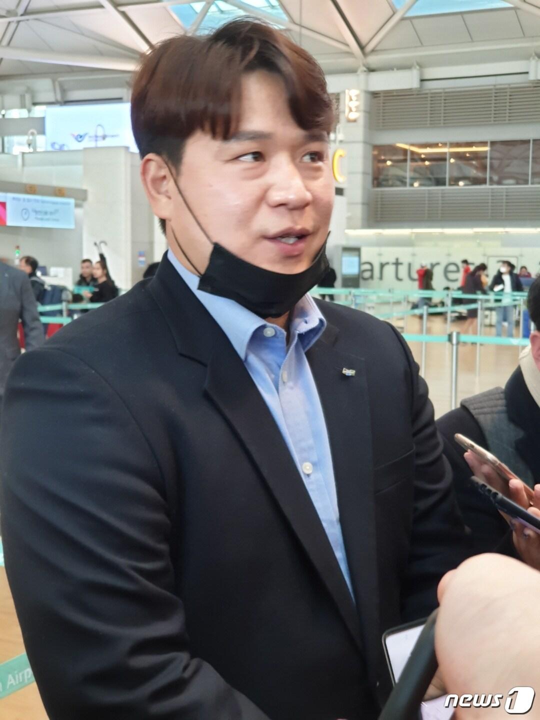 본문 이미지 - 두산 베어스 정상호가 30일 인천공항에서 스프링캠프 출국을 앞두고 인터뷰하고 있다. ⓒ 뉴스1