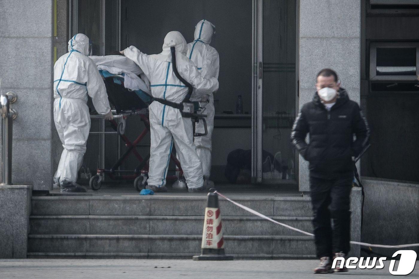 지난 18일 신종 코로나바이러스에 감염된 환자를 중국 후베이성 우한시 진안탄 병원으로 옮기고 있다. ⓒ AFP=뉴스1