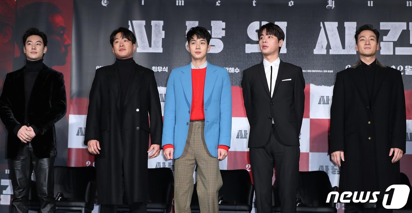 배우 이제훈(왼쪽부터), 안재홍, 최우식, 박정민, 박해수가 31일 오전 서울 서울 광진구 아차산로 롯데시네마 건대입구에서 열린 영화 ‘사냥의 시간’ 제작보고회에 참석해 포즈를 취하고 있다. 제70회 베를린국제영화제에 한국 영화 최초로 베를리날레 스페셜 갈라 부문에 초청되며 화제를 모은 ‘사냥의 시간’은 새로운 인생을 위해 위험한 작전을 계획한 네 친구들과 이를 뒤쫓는 정체불명의 추격자, 이들의 숨막히는 사냥의 시간을 담아낸 추격 스릴러다. 2020.1.31/뉴스1 ⓒ News1 김진환 기자