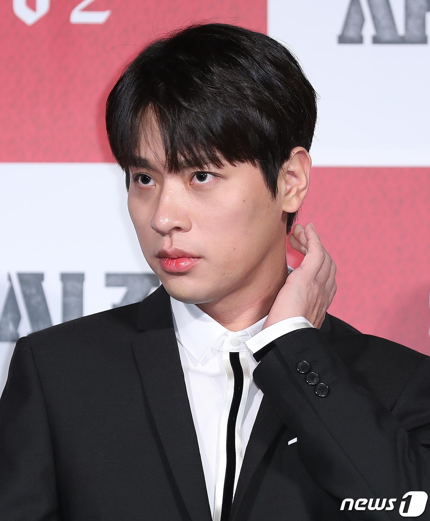 본문 이미지 - 배우 박정민이 31일 오전 서울 서울 광진구 아차산로 롯데시네마 건대입구에서 열린 영화 ‘사냥의 시간’ 제작보고회에 참석해 객석을 응시하고 있다. 제70회 베를린국제영화제에 한국 영화 최초로 베를리날레 스페셜 갈라 부문에 초청되며 화제를 모은 ‘사냥의 시간’은 새로운 인생을 위해 위험한 작전을 계획한 네 친구들과 이를 뒤쫓는 정체불명의 추격자, 이들의 숨막히는 사냥의 시간을 담아낸 추격 스릴러다. 2020.1.31/뉴스1 ⓒ News1 김진환 기자