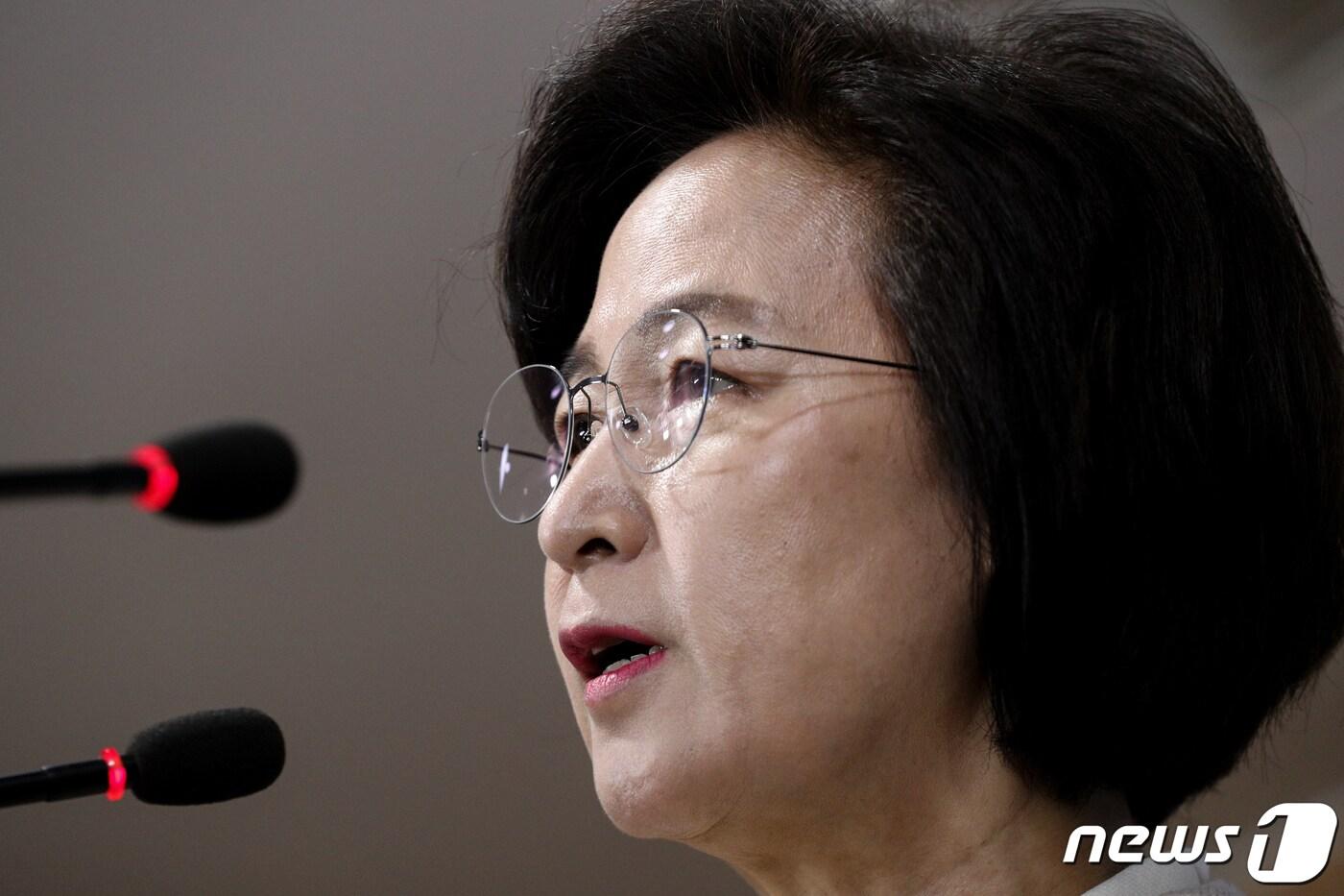 본문 이미지 - 추미애 법무부장관이 31일 오전 서울 종로구 정부서울청사에서 '특권 없는 공정한 사회를 위한 권력기관 개혁 후속조치 추진 계획' 발표 후 질의응답을 하고 있다. 2020.1.31/뉴스1 ⓒ News1 성동훈 기자