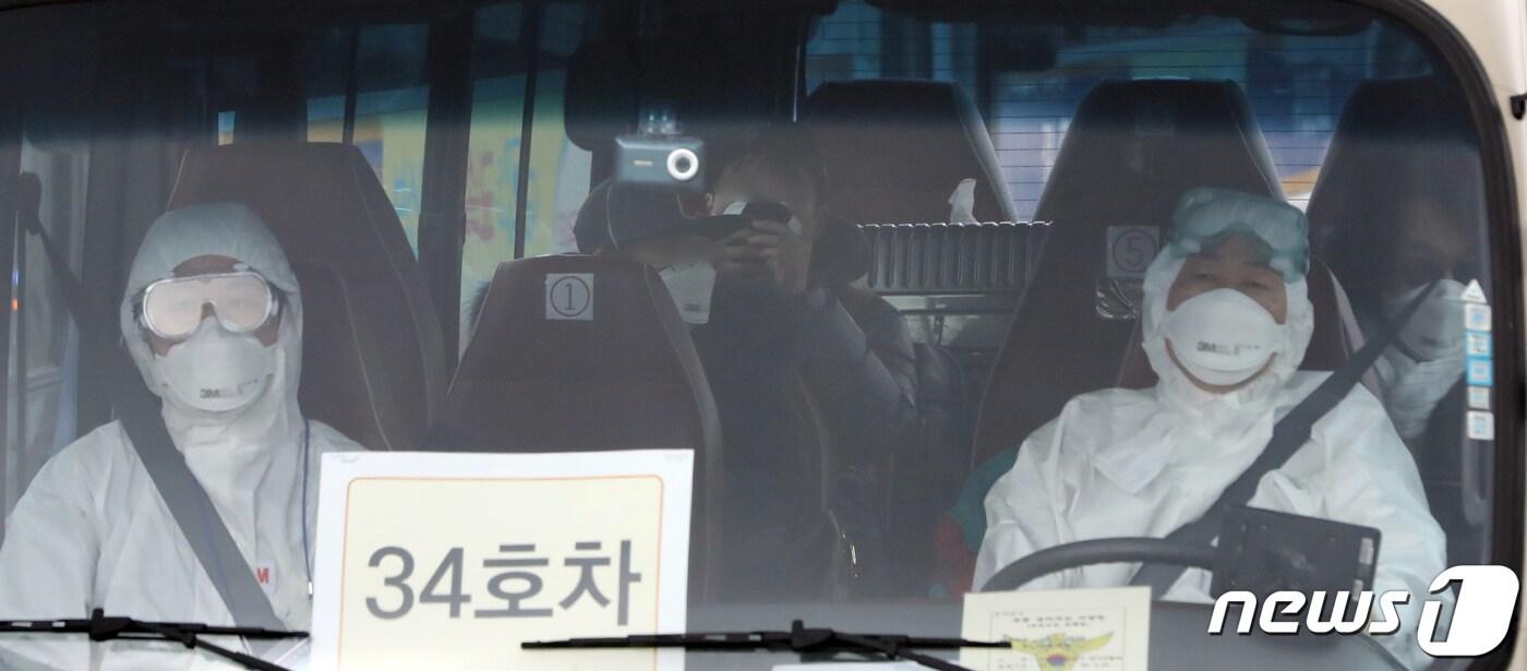 본문 이미지 - 31일 충북 진천군 국가공무원인재개발원으로 마스크를 착용한 우한 귀국 교민들이 버스를 타고 원내로 들어가고 있다. 정부는 전세기로 귀국한 중국 우한 교민 368명 중 유증상자를 제외한 교민들을 아산 경찰인재개발원과 진천 공무원인재개발원에 14일 동안 격리수용한다. 2020.1.31/뉴스1 ⓒ News1 장수영 기자