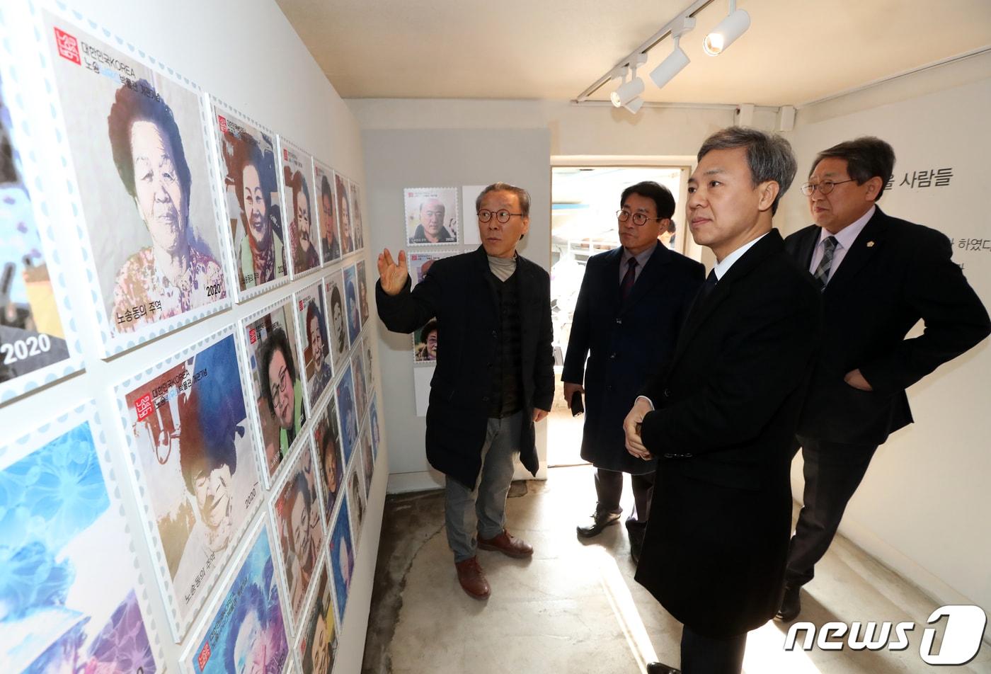 본문 이미지 - 지난해 1월31일 전북 전주시 노송동 선미촌 내 옛 성매매업소 건물에서 '노송늬우스박물관' 개관식이 열린 가운데 김승수 전주시장과 박병술 전주시의장이 작품을 관람하고 있다.(전주시 제공)2020.1.31/뉴스1 ⓒ News1 임충식기자
